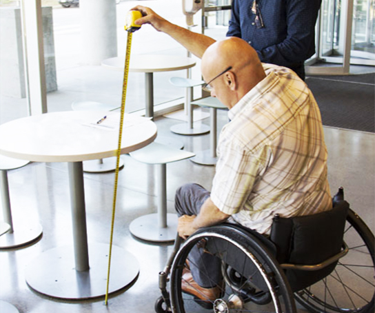 Personne en fauteuil roulant