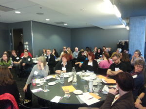 Vue d';ensemble de la salle et des participants